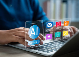 Débutant en cryptomonnaie s'initiant aux fondamentaux du trading automatique piloté par intelligence artificielle