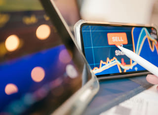 Opérateur intervenant sur plusieurs marchés en train d'examiner les options Bitcoin Ethereum ainsi que le forex
